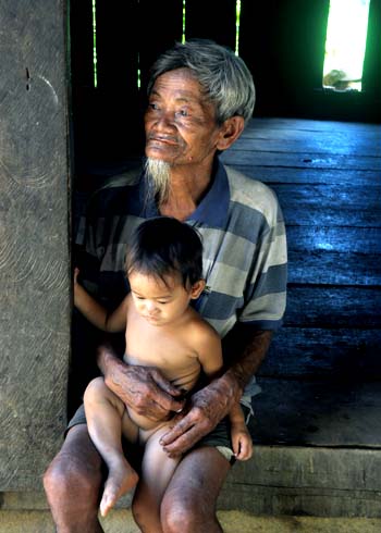 Động[-]đất[-]liên[-]tiếp[-]những[-]ngày[-]qua[-]khiến[-]nhiều[-]người[-]dân,[-]nhất[-]là[-]người[-]già[-]và[-]trẻ[-]em[-]sống[-]gần[-]khu[-]vực[-]thủy[-]điện[-]Sông[-]Tranh[-]2[-]hoảng[-]sợ.